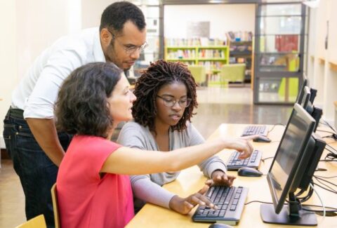 instrutor-ajudando-os-alunos-na-aula-de-informatica-700x420-1