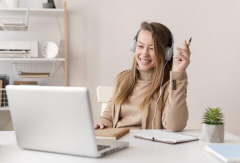 retrato-de-mulher-no-trabalho-com-videochamada